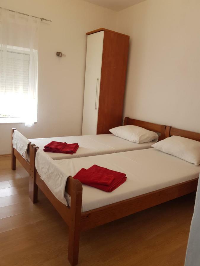 Holiday House "Villa Flora" Šibenik Buitenkant foto